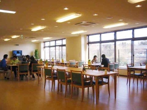 テーブルセットを多様な設置配列で用意した共有スペース