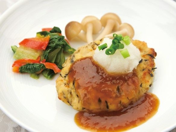 大根おろしの乗った和風のハンバーグ。小松菜やしめじが付け合わせで添えられている。