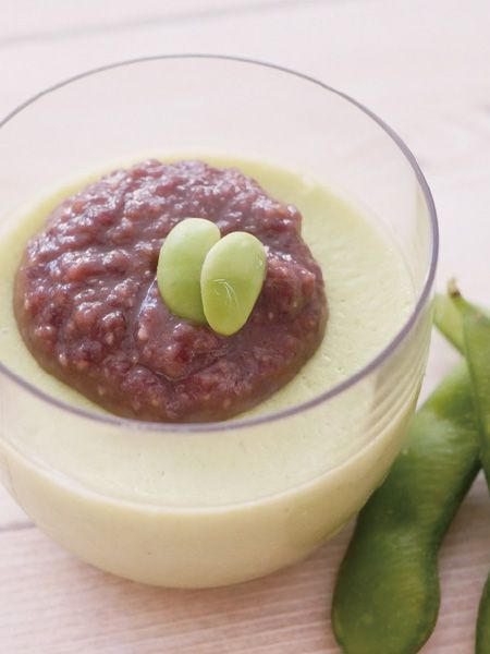 小豆と枝豆がのったグラスに入ったデザート