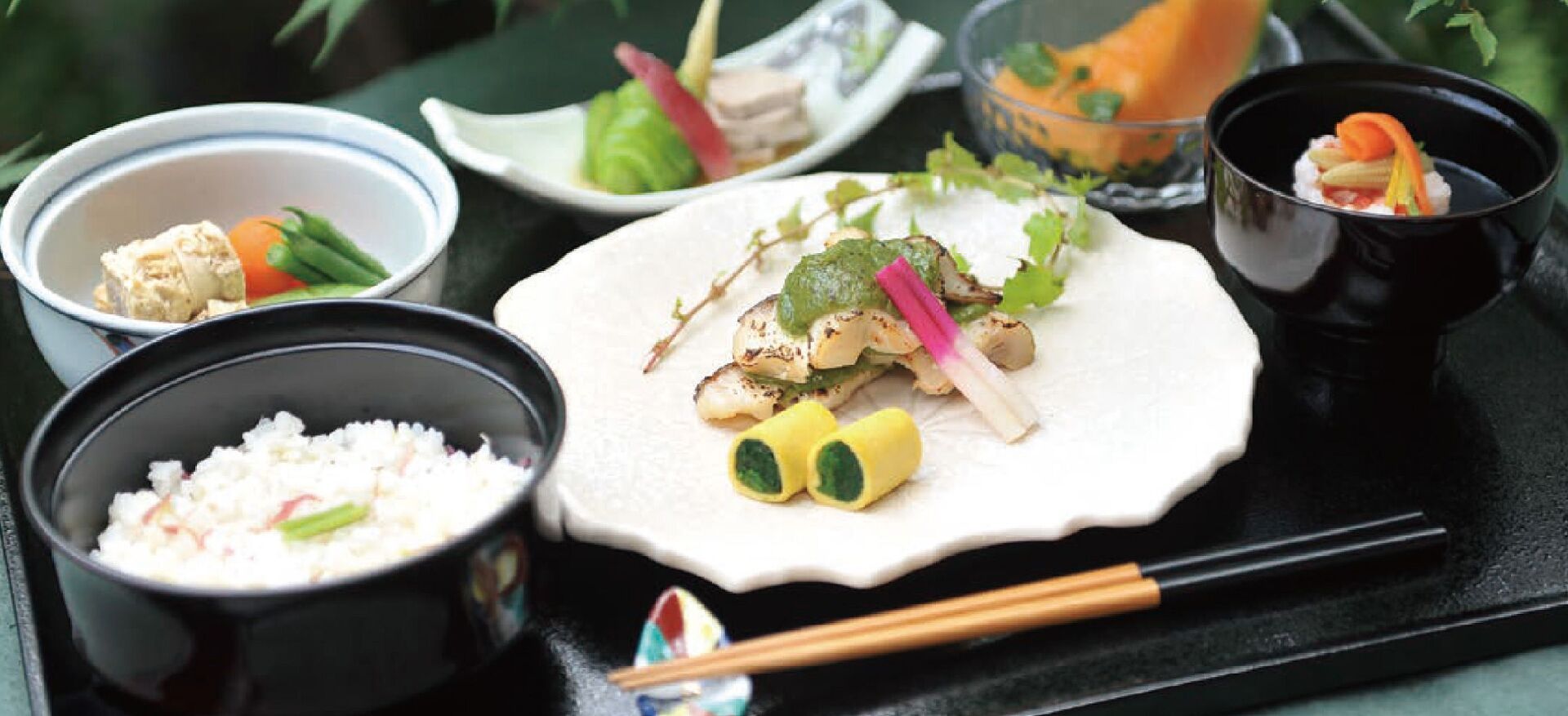 野菜の煮物やご飯と吸い物がセットになった和食