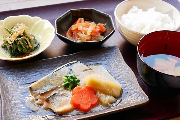 魚の煮付けがメインのほうれん草のおひたしとごはんと味噌汁が付いたセット