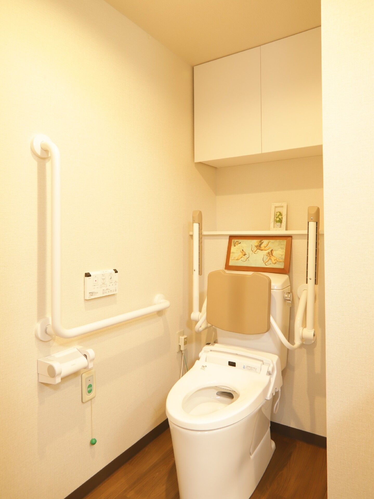 トイレや洗面所が付いた部屋。壁で仕切られていて一番奥にベッドがある。