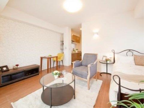 居室は明るく広々としており、オシャレな家具が設置されている。ゆったり座ることができるソファや、書き物に便利なテーブルや椅子などもある。