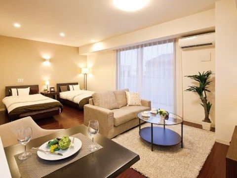 ベッドが２台置かれた夫婦など２名で入居ができる広々とした居室である。ダイニングテーブルもあり、お部屋で食事を楽しむことができる。