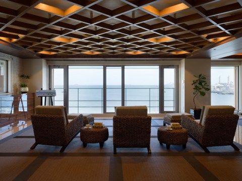 窓の外に海が一望できる絶景を見ることができる。ソファにゆったりと座りながらくつろぐことができる癒しの空間である。