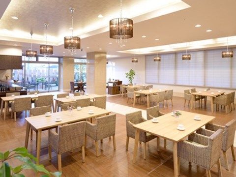 窓がたくさんあり、外の光が差し込む明るく広いスペースである。おしゃれな空間で食事などを楽しむことができる。