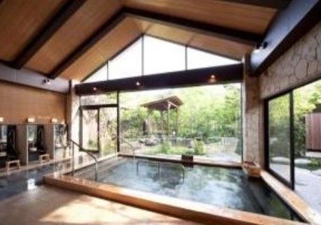 開放感のある広々とした浴室である。大きな窓があり、外の景色を楽しみながらゆったりとお湯に浸かることができる。