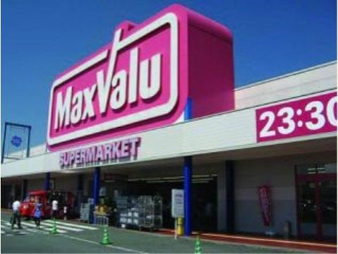 施設の周りにはスーパーマーケットがある。食料品や日用品など、さまざまな毎日の生活用品の買い物に便利である。