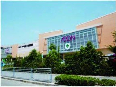 施設近くにショッピングモールがあり、介護用品をはじめ、必要なものを揃えることができる。飲食店も多く、ご家族との外食も楽しむことができる。