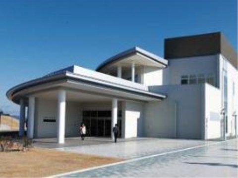 施設の近くには健康センターがあり、白い外壁で清潔感のある大きな建物である。体を動かすことができる施設で、運動不足の解消に役立つ。