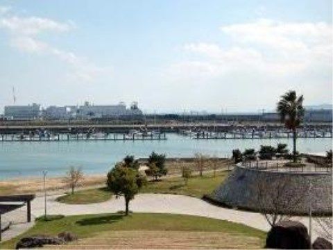 近くには水辺も楽しむことができる大きな公園がある。気軽に散歩をしながら周りの景色を楽しむことができる。