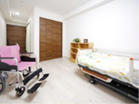 「はっぴーらいふ奈良新大宮」の居室。収納棚、洗面台、トイレは居室に備え付けられており、夜間に目が覚めた際も行きやすい。