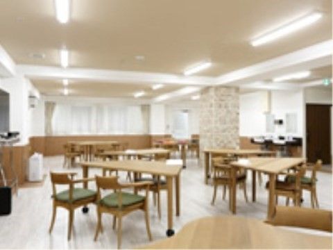 「はっぴーらいふ奈良新大宮」の食堂。台形型のテーブルが設置され、形に合わせて囲めるテーブルに変わる。