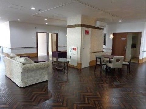 「はっぴーらいふ奈良新大宮」の談話スペース。クッションが良く、入居者様と一緒に喋り続けてしまうほど居心地が良い。