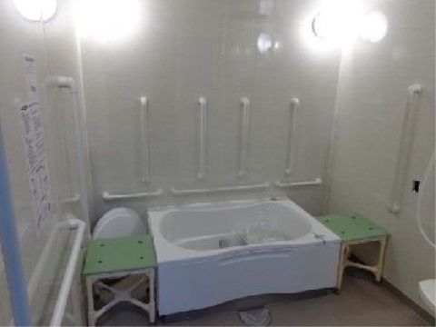 「はっぴーらいふ奈良新大宮」の浴室。入居者様の安全に配慮し、低めの浴槽や浴室の周囲に介助手すりを多めに設置している。