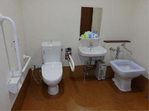 「はっぴーらいふ奈良新大宮」の共用トイレ。介助しやすく広めのトイレは、車椅子の対応のバリアフリートイレである。