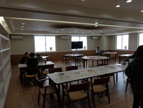 「はっぴーらいふ奈良新大宮」の食堂。和気藹々とお食事を楽しみながら、テレビニュースを鑑賞できる。