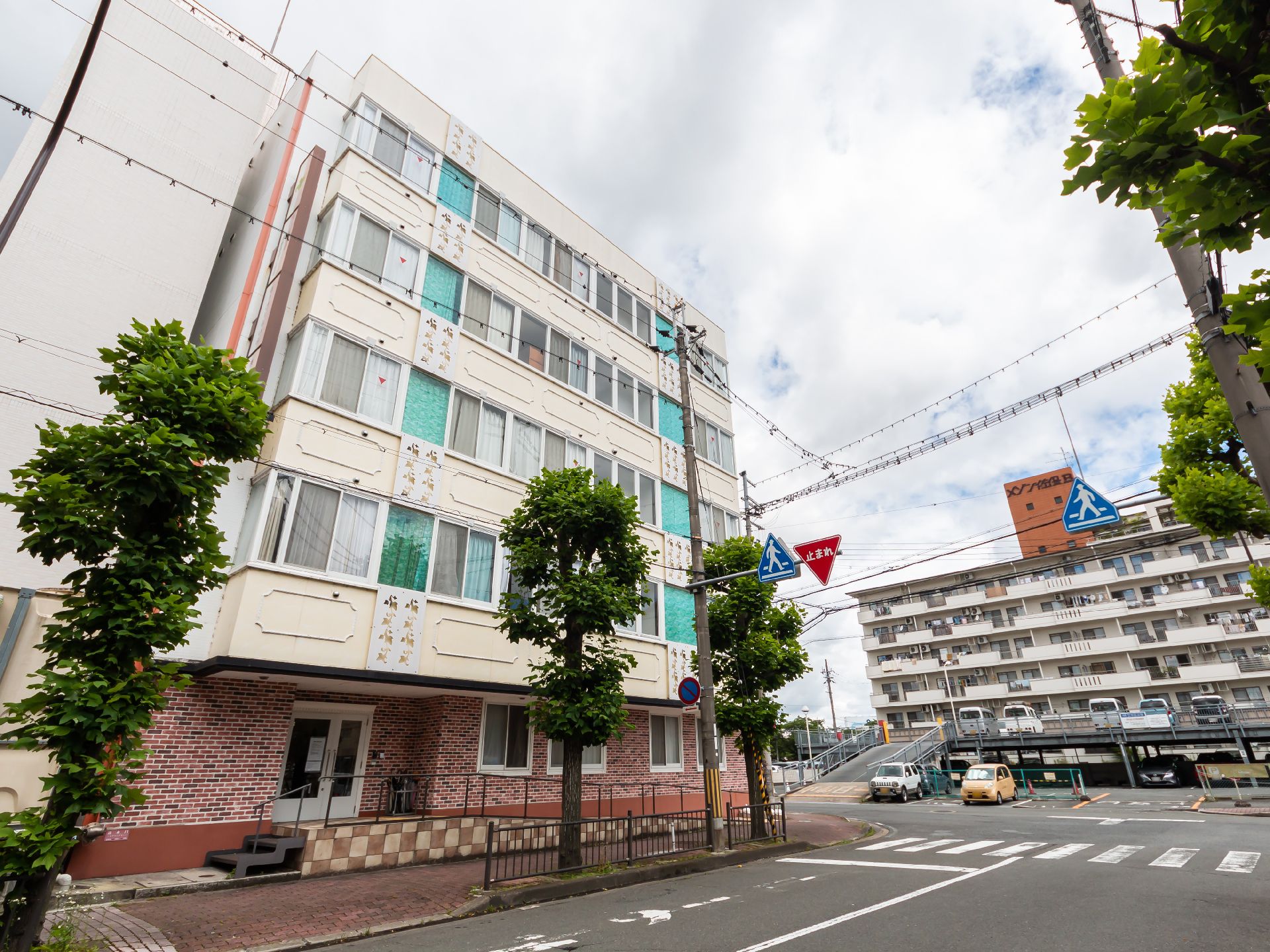 マンションのような雰囲気があり、モダンなデザインの外観