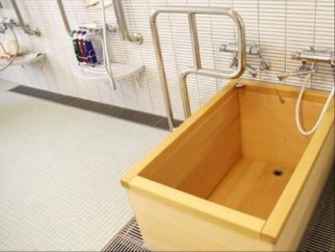 「アンペレーナ百道」のヒノキ風呂。介助手すりを設置したり、滑りにくいフロアになっている。