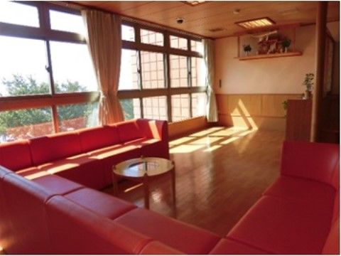 「グループホームあかぎ」のホール。入居者様を囲ってお茶会の広場としても活用に適している。