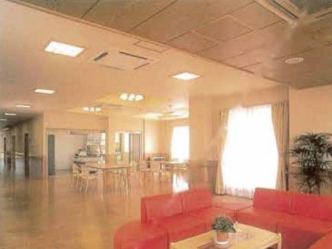 「グループホームあかぎ」のリビング・ダイニング。施設の周りには、建物が少なく日光を直接入れやすい。