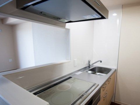 「mottoたくま宿」の居室・キッチン。火事の危険度を低くし、電気を使ったコンロを使用している。