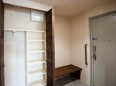 「mottoたくま宿」の居室・玄関。家族の写真などが飾れるチェストも設置されている。