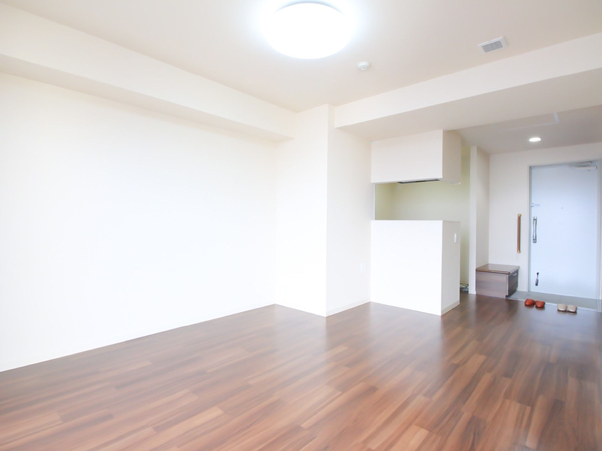 広い間取りの居室である。居間に段差がないバリアフリー設計で、足腰が弱い方や車椅子でも安心して過ごせる環境。