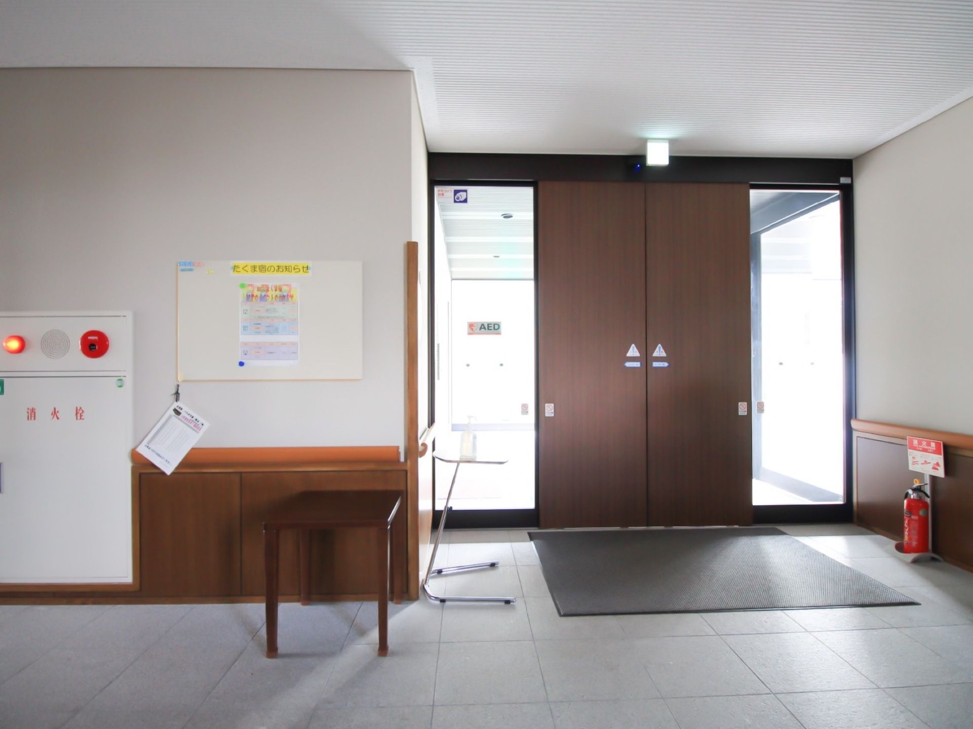施設のエントランスは、段差のないバリアフリー設計である。ドアは間口が広い、自動ドアが設置されている。