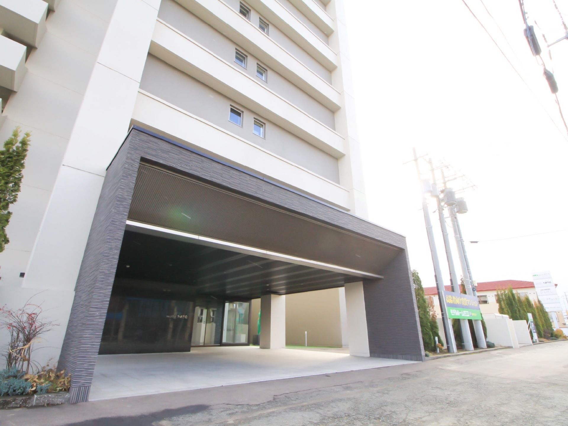 施設は広大な敷地の中に建つ鉄筋コンクリート10階建ての建物である。ナチュラルガーデンやドッグラン、菜園なども敷地内にある。