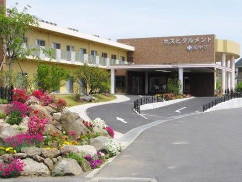 ホスピタルメント桜十字の外観。車いすでの生活を日々していただけるバリアフリー設計となっております。