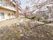 建物の2階部分にはベランダが設置されており、そこから庭が見渡せる。芝生には、白色のガーデンテーブルと椅子が複数置かれている。