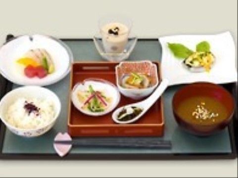 ホスピタルメント桜十字の食事。バリエーションに富んだお料理をご用意しており、日々のメニューを楽しみながらお食事いただけます。