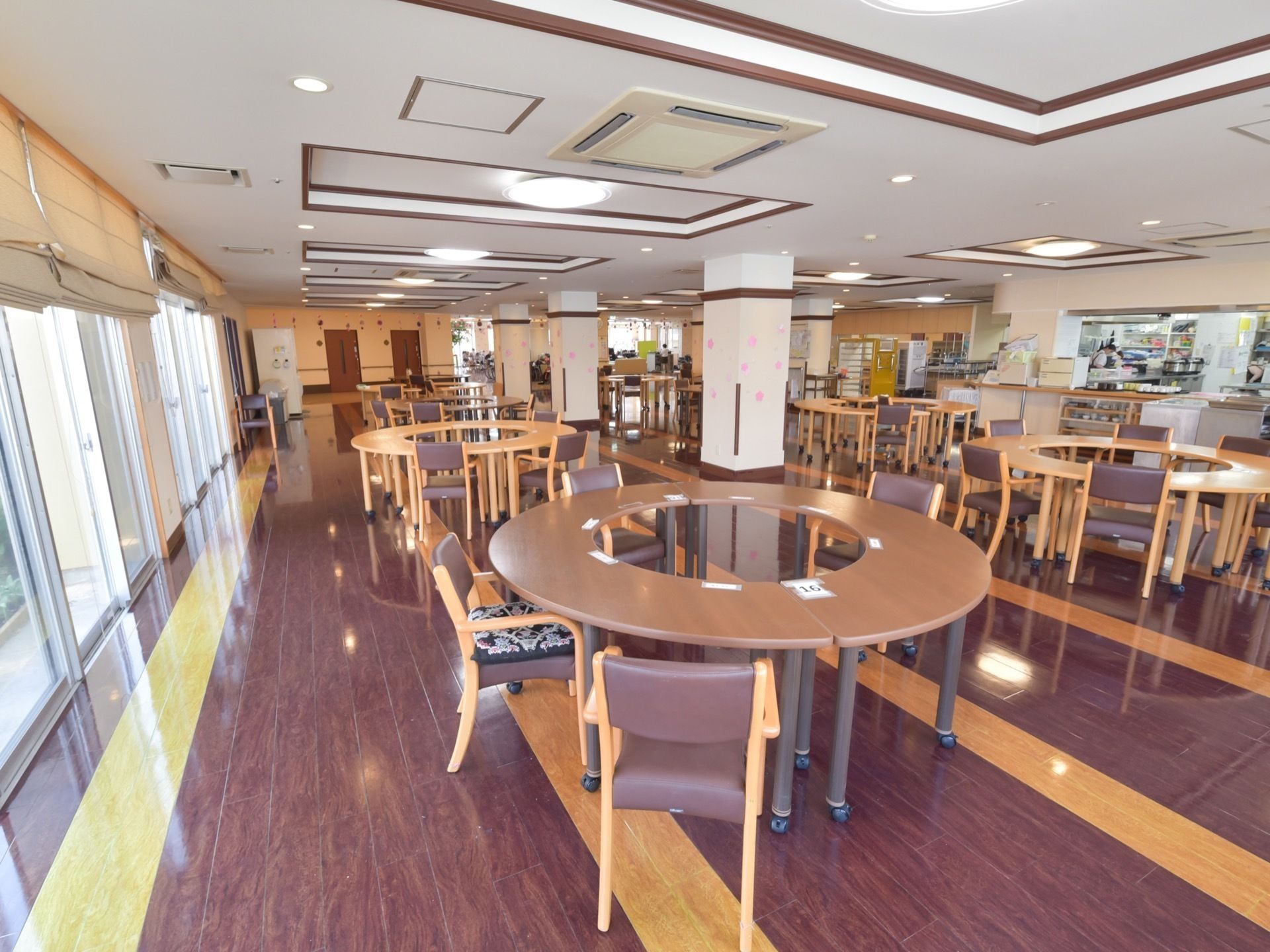 ホスピタルメント桜十字の食堂。日々のお食事だけではなく、イベントやレクリエーションの催しもこちらで行っております。