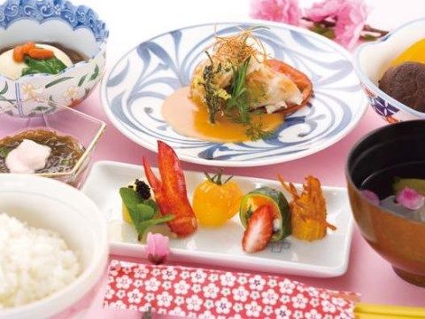 ホスピタルメント さくら西館の食事。豊富なメニューをご用意しておりますので、毎日を楽しみながらお食事いただけます。