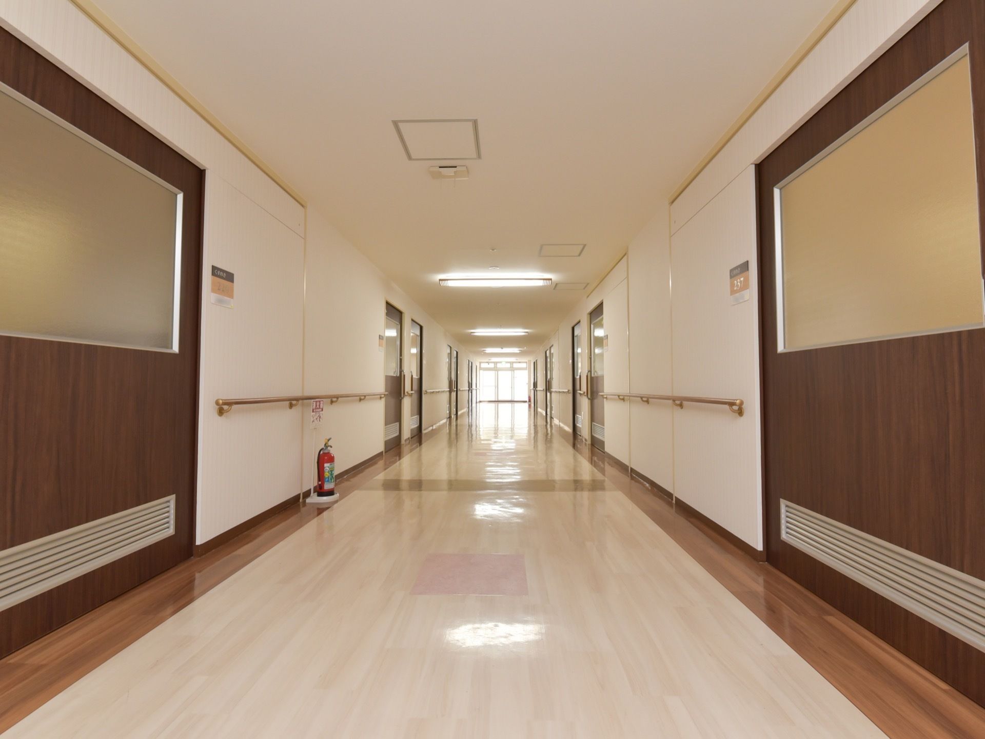 廊下の両側に居室の入り口が並んでいる。入口は引き戸で、曇りガラスの大きな明かり取りの窓や、通気口が付いている。