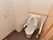 温水洗浄器付きのトイレである。便器の両脇に手すりが設置されている。壁に緊急呼び出しブザーが備わっている。