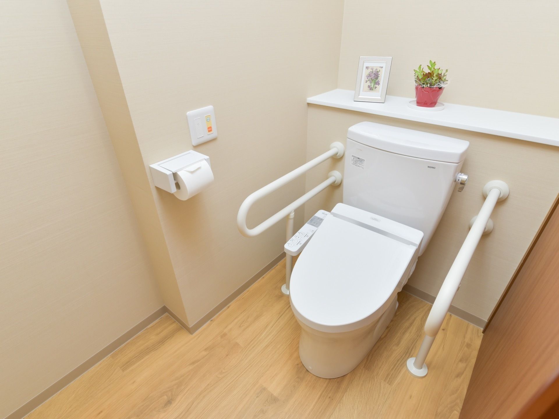 トイレは洋式の便座で、周囲には手すりが設置されている。緊急用の呼び出しボタンもあるので、気分が悪いときは押すことができる。