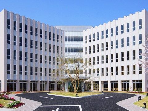 ホスピタルメント さくら東館の外観。大きなホテルのような施設外観。車いす用のスロープも設置されている。