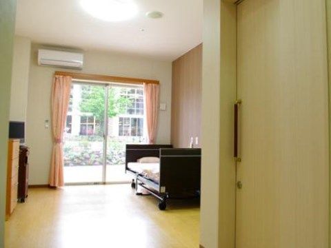 ホスピタルメント さくら東館の居室。車いすでの生活を楽に行えるバリアフリー設計となっております。