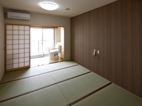 ホスピタルメント さくら東館の居室。お好みに合わせて洋室・和室をお選びいただけます。
