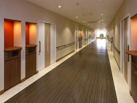 ホスピタルメント さくら東館の廊下。車いすでのすれ違いも楽に行える広々とした通路幅を確保した廊下。