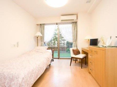 「トラストガーデン杉並宮前」の居室。夏場は涼しく快適な温度で暮らせるようエアコンを整えている。