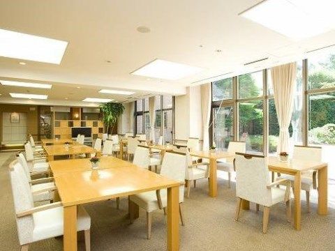 「トラストガーデン杉並宮前」のダイニングルーム。落ち着いた雰囲気で、入居者様と和気藹々とお食事を召し上がる。