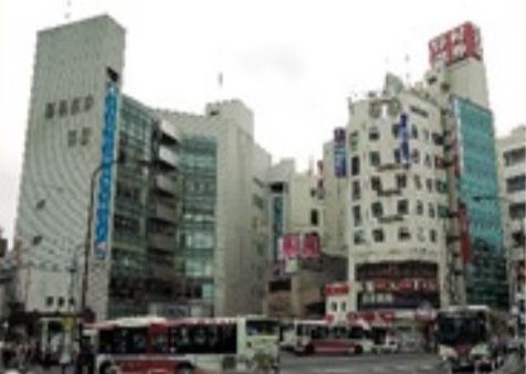 「トラストガーデン杉並宮前」の周辺環境。駅周辺は栄えており、買い物や飲食店が立ち並ぶ。