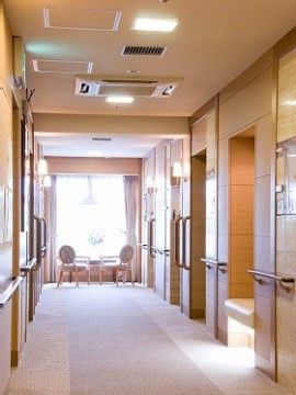 「トラストガーデン杉並宮前」の廊下。横幅が広く、扉を横開きにすることで廊下の面積を大きくしている。