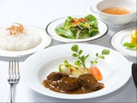 「トラストガーデン杉並宮前」のお食事。ハンバーグやステーキを食べやすいサイズに作っている。