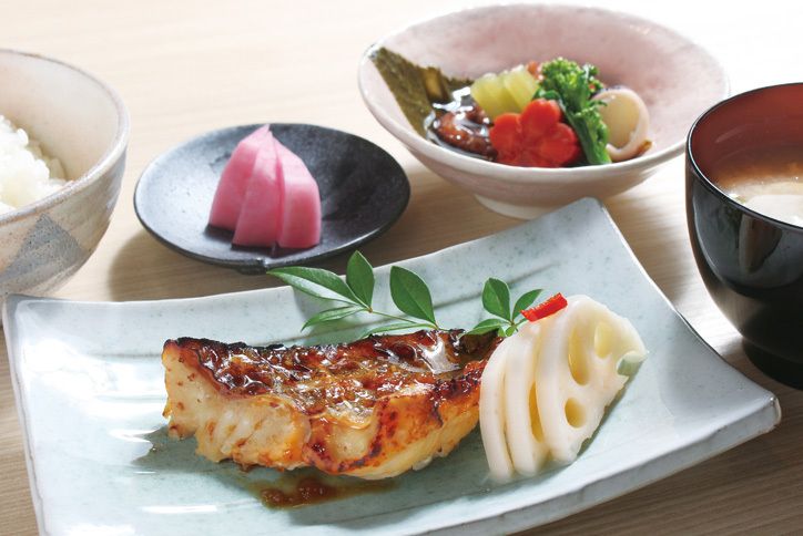 蓮根を添えた焼き魚とかぶの漬物が付いた和食