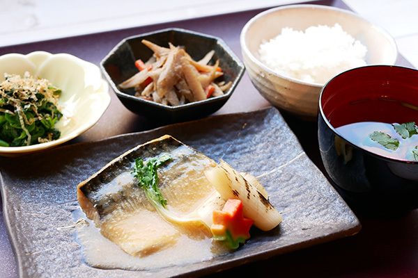 魚の煮つけとほうれん草のおひたしときんぴらごぼうのセット