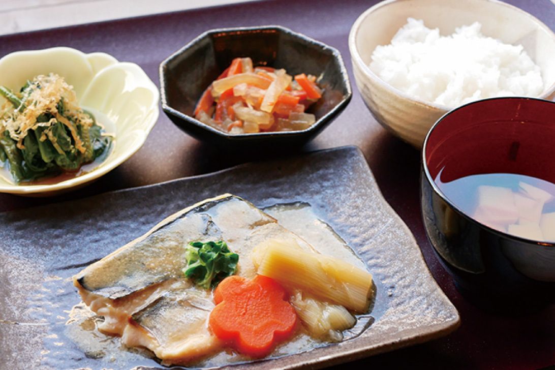 ほうれん草のおひたしと魚の煮つけの付いた和食
